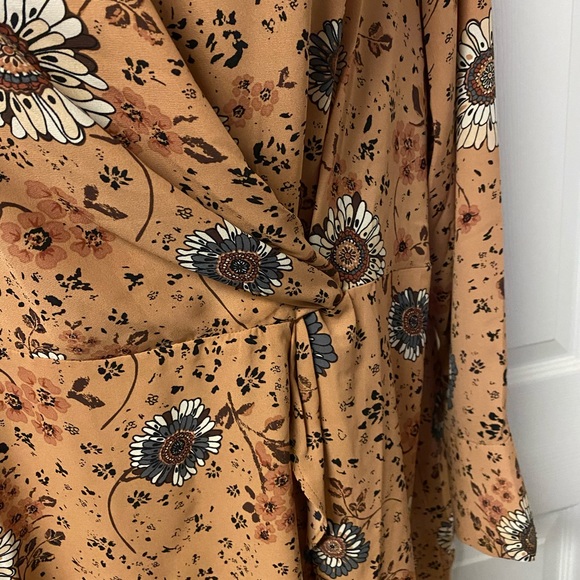 Flowered Peach Crossbody Top 1X - Picture 3 of 8